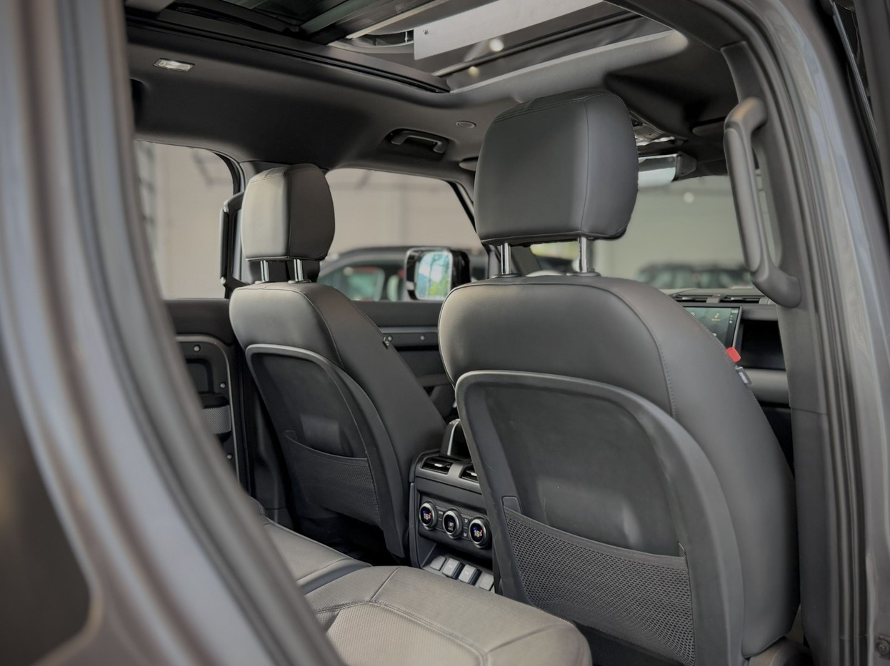 DEFENDER 3.0 D300 TURBO MHEV 130 OUTBOUND AWD9