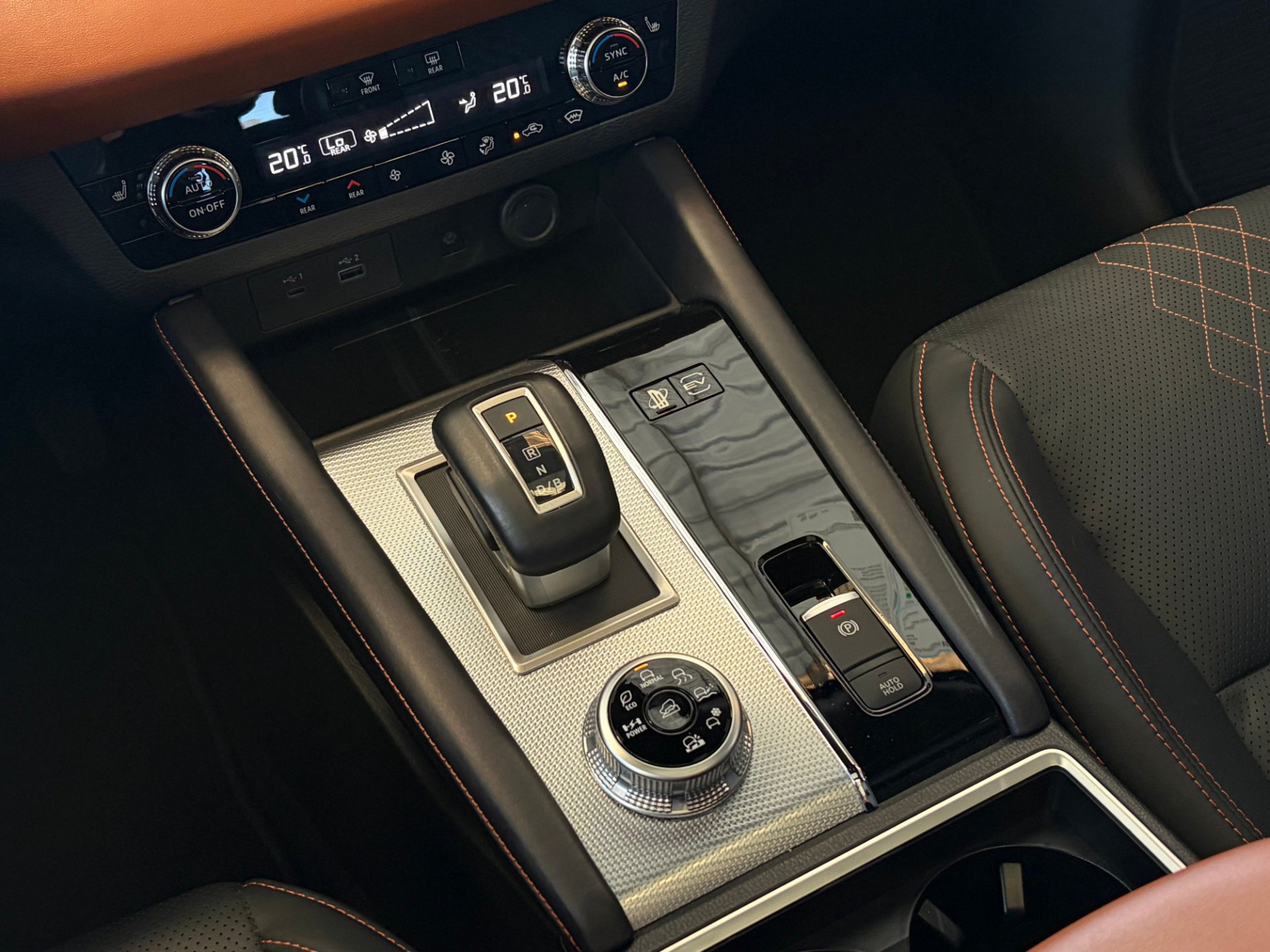 OUTLANDER 2.4 PHEV SIGNATURE S15